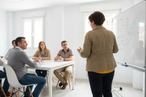 Una formadora dirige una sesión de trabajo con un equipo